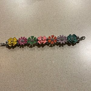 Stretchable floral bracelet, 6 inches long with clasp